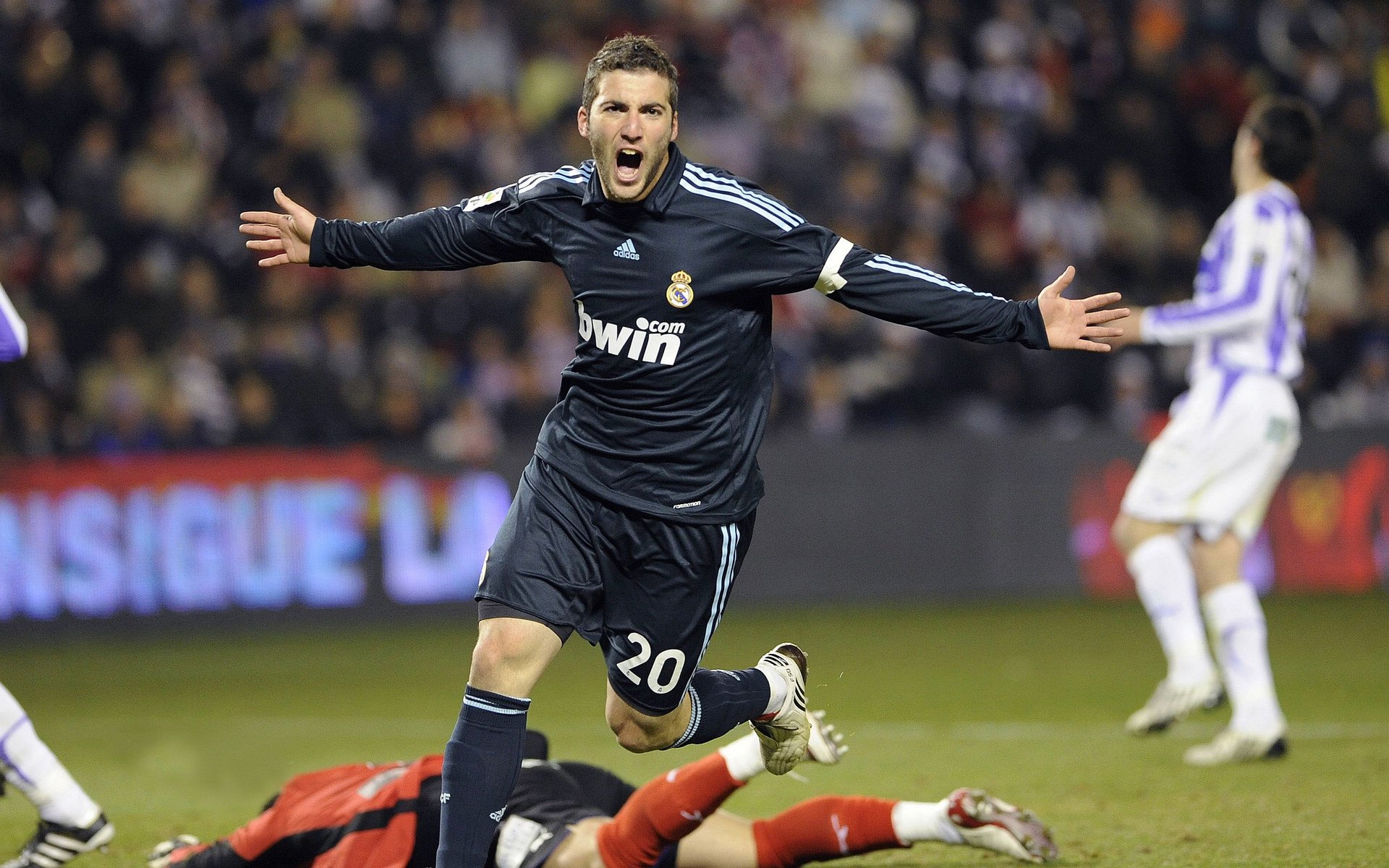 开云电竞在线-英超绝杀定局：最后时刻的神奇一脚，英超最后两轮对阵