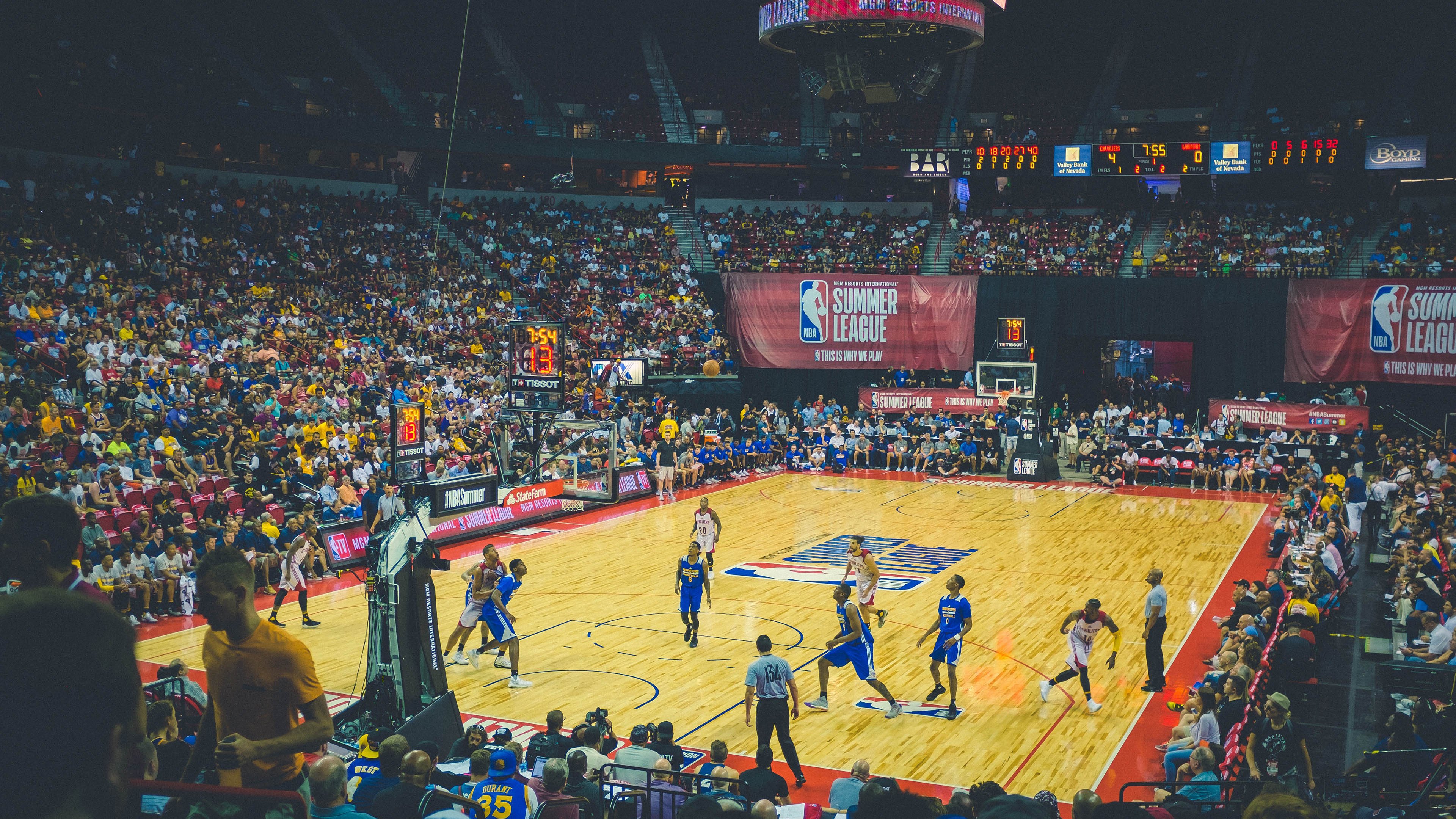 开云电竞app-詹姆斯出席球鞋发布活动引关注，詹姆斯官宣